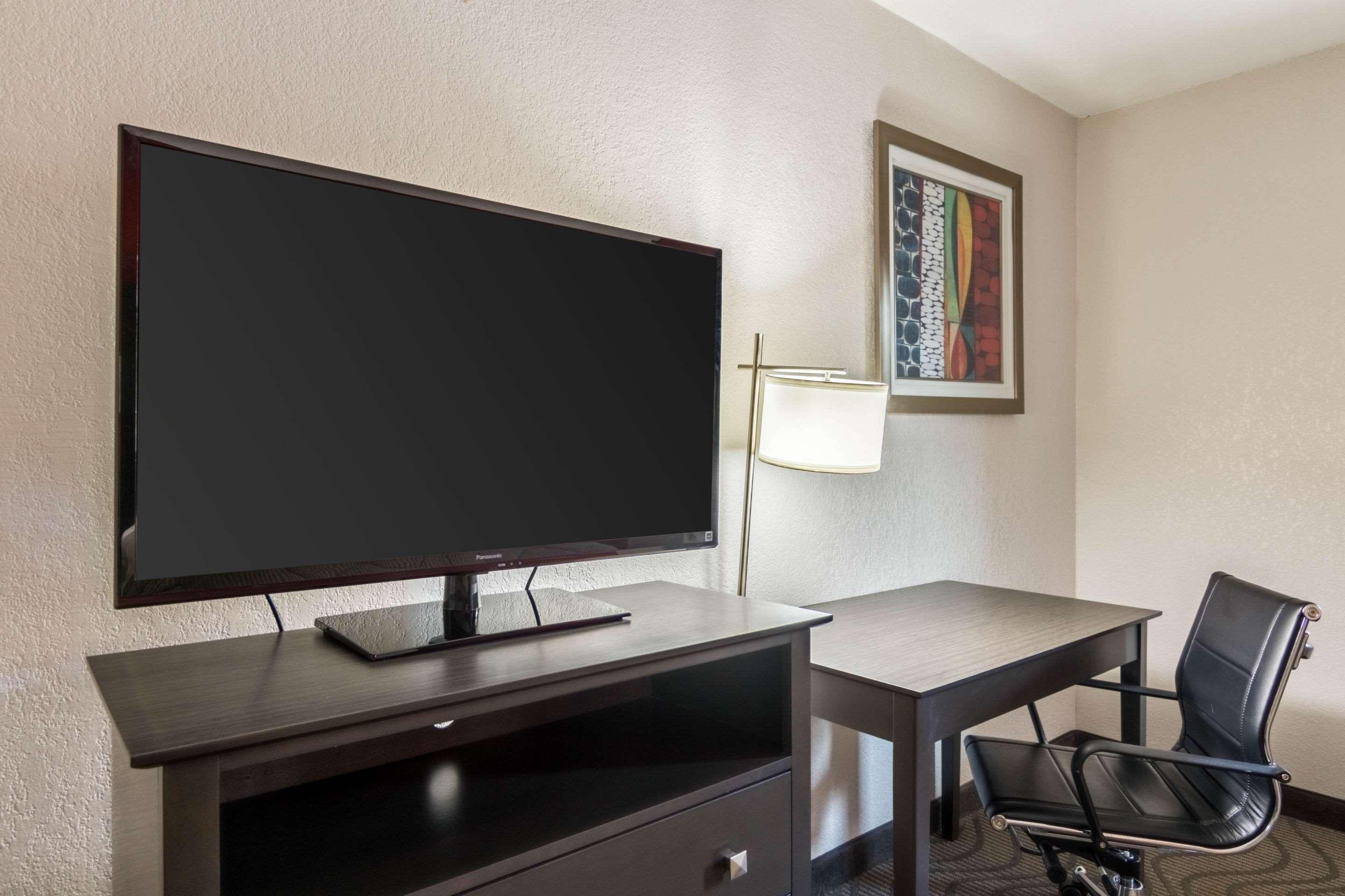 Clarion Inn & Suites Russellville I-40 Экстерьер фото