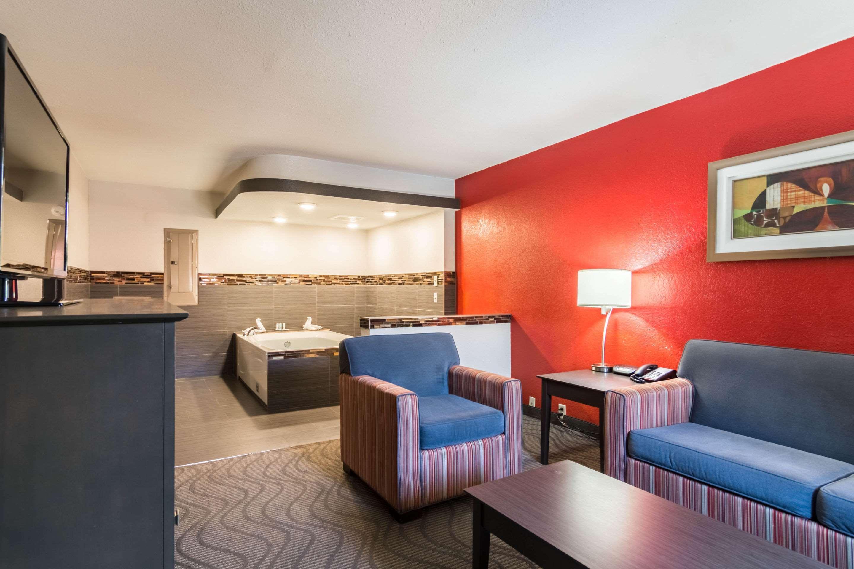 Clarion Inn & Suites Russellville I-40 Экстерьер фото