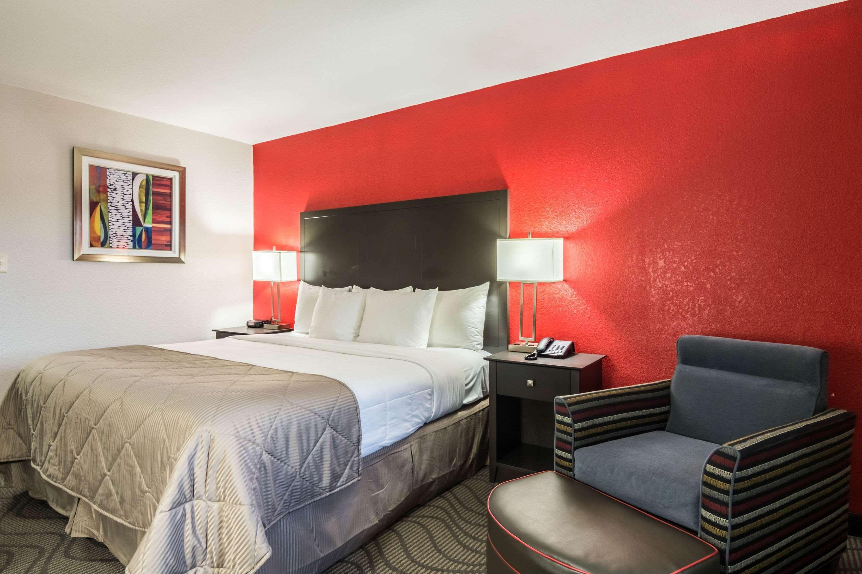 Clarion Inn & Suites Russellville I-40 Экстерьер фото