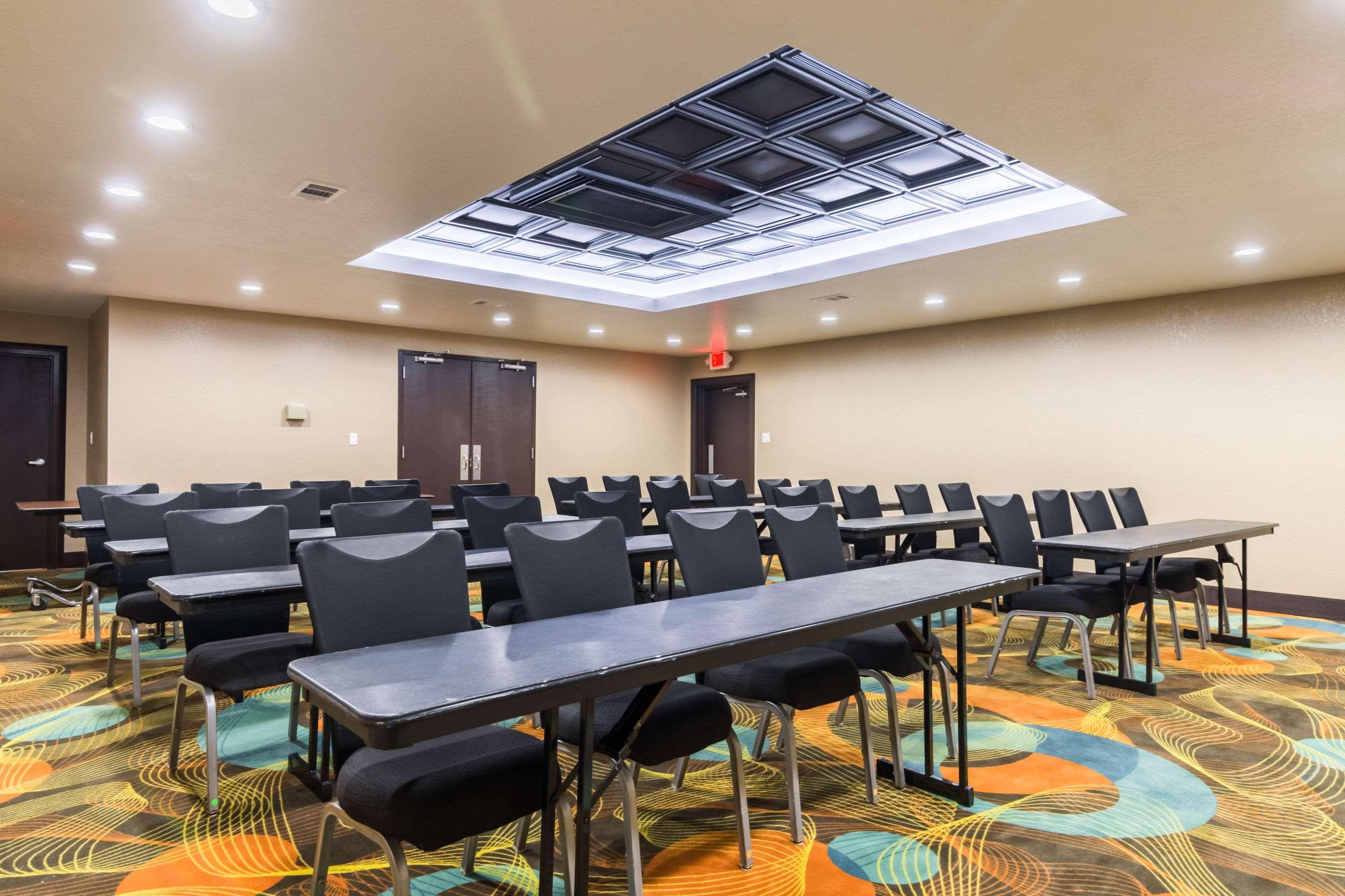 Clarion Inn & Suites Russellville I-40 Экстерьер фото