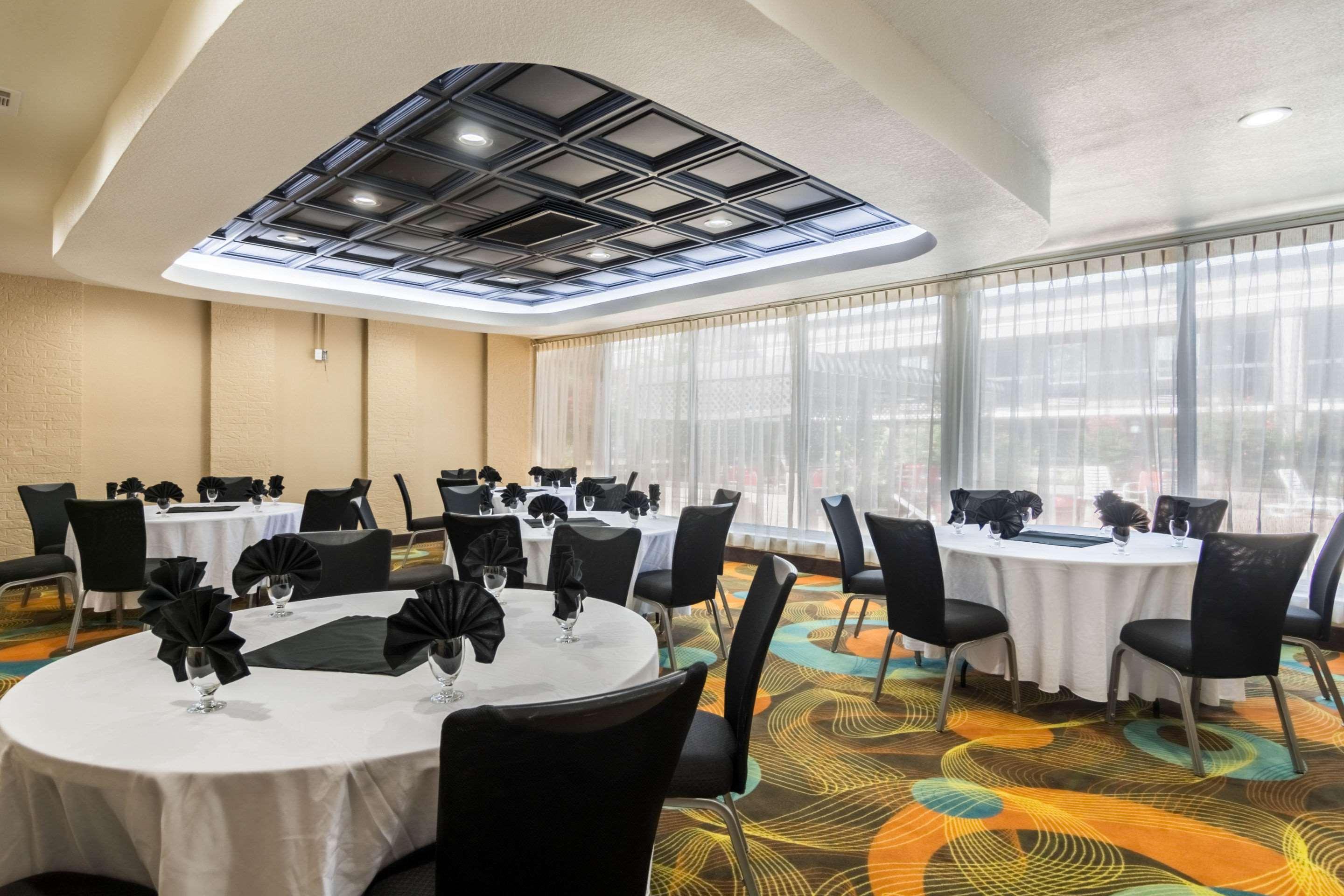 Clarion Inn & Suites Russellville I-40 Экстерьер фото