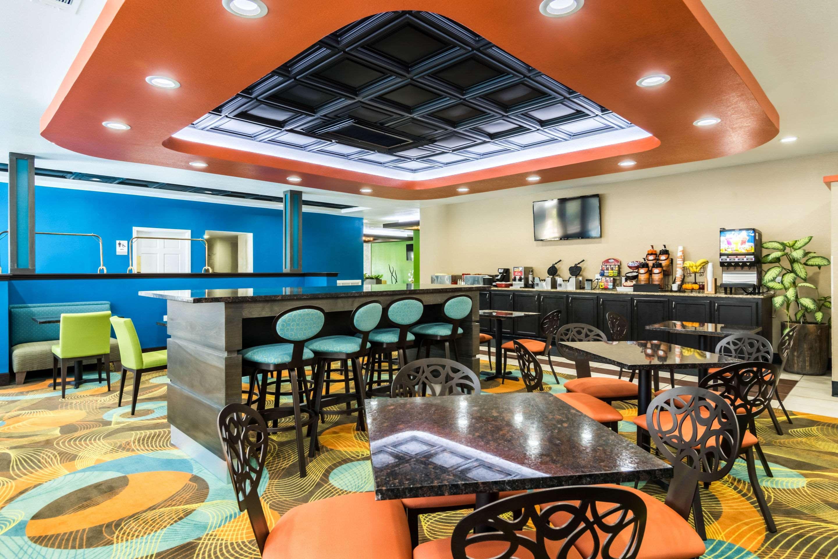 Clarion Inn & Suites Russellville I-40 Экстерьер фото