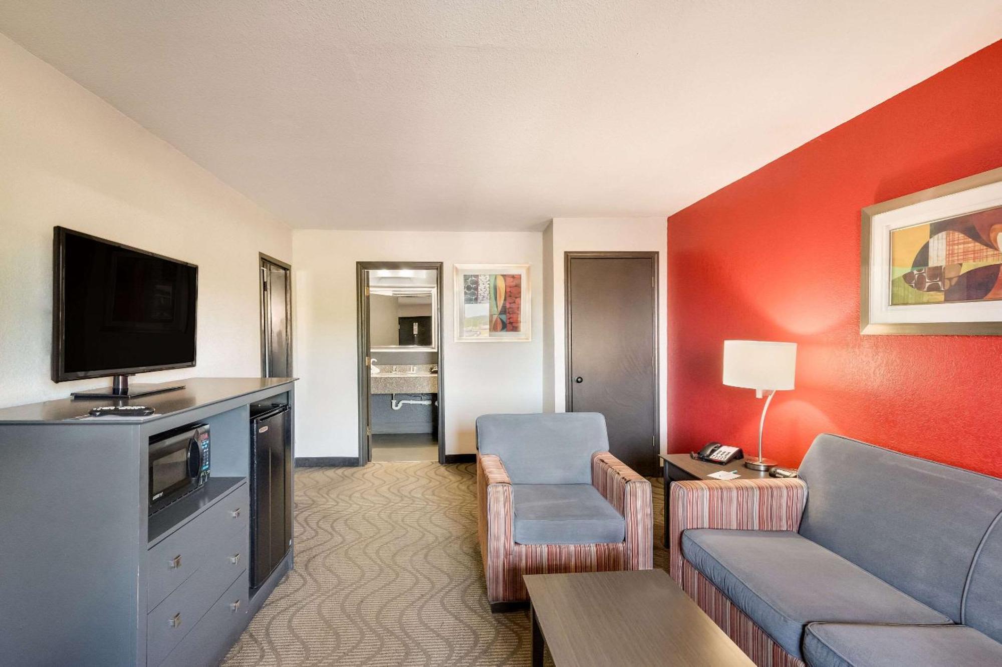 Clarion Inn & Suites Russellville I-40 Экстерьер фото