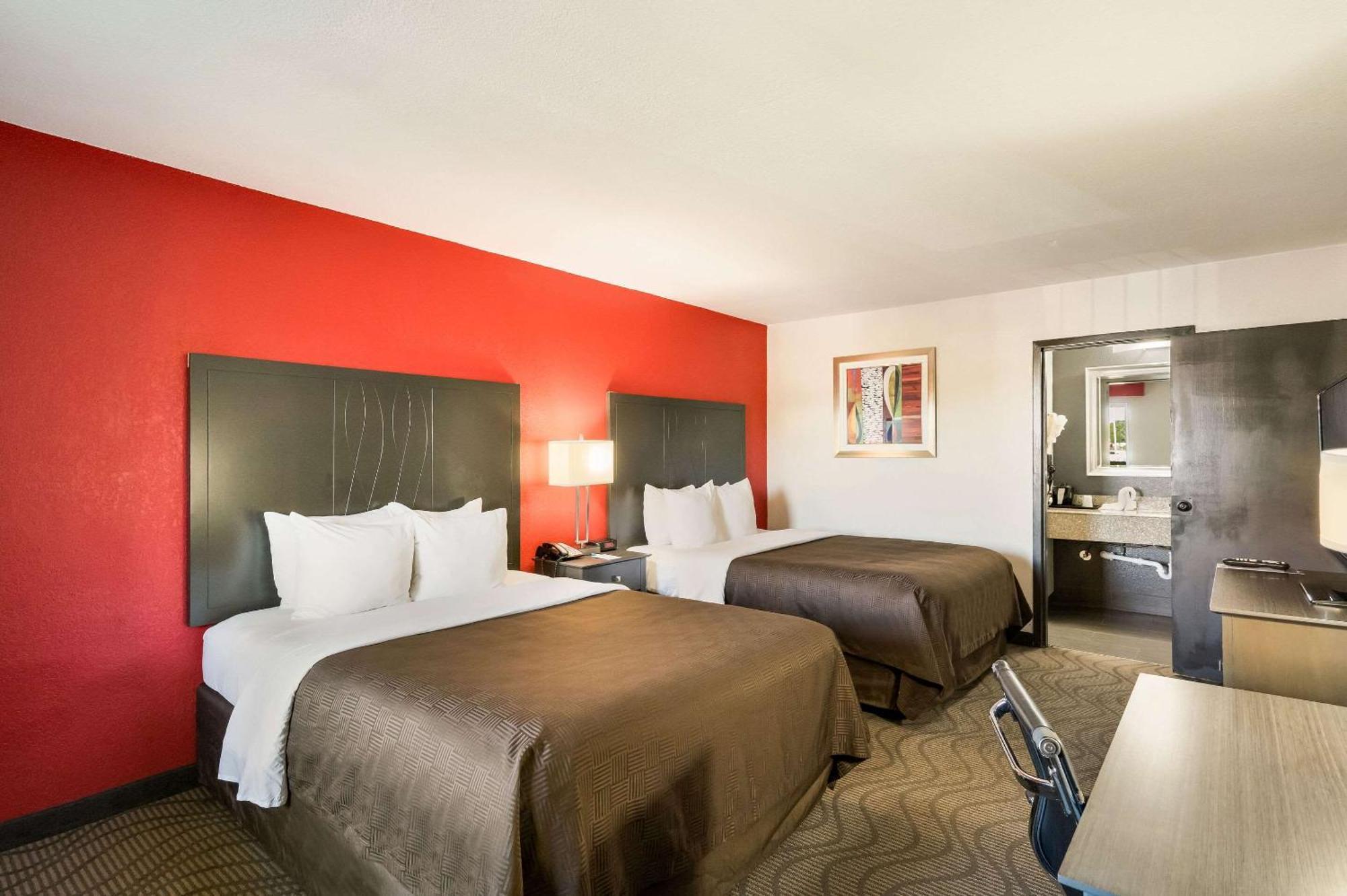 Clarion Inn & Suites Russellville I-40 Экстерьер фото