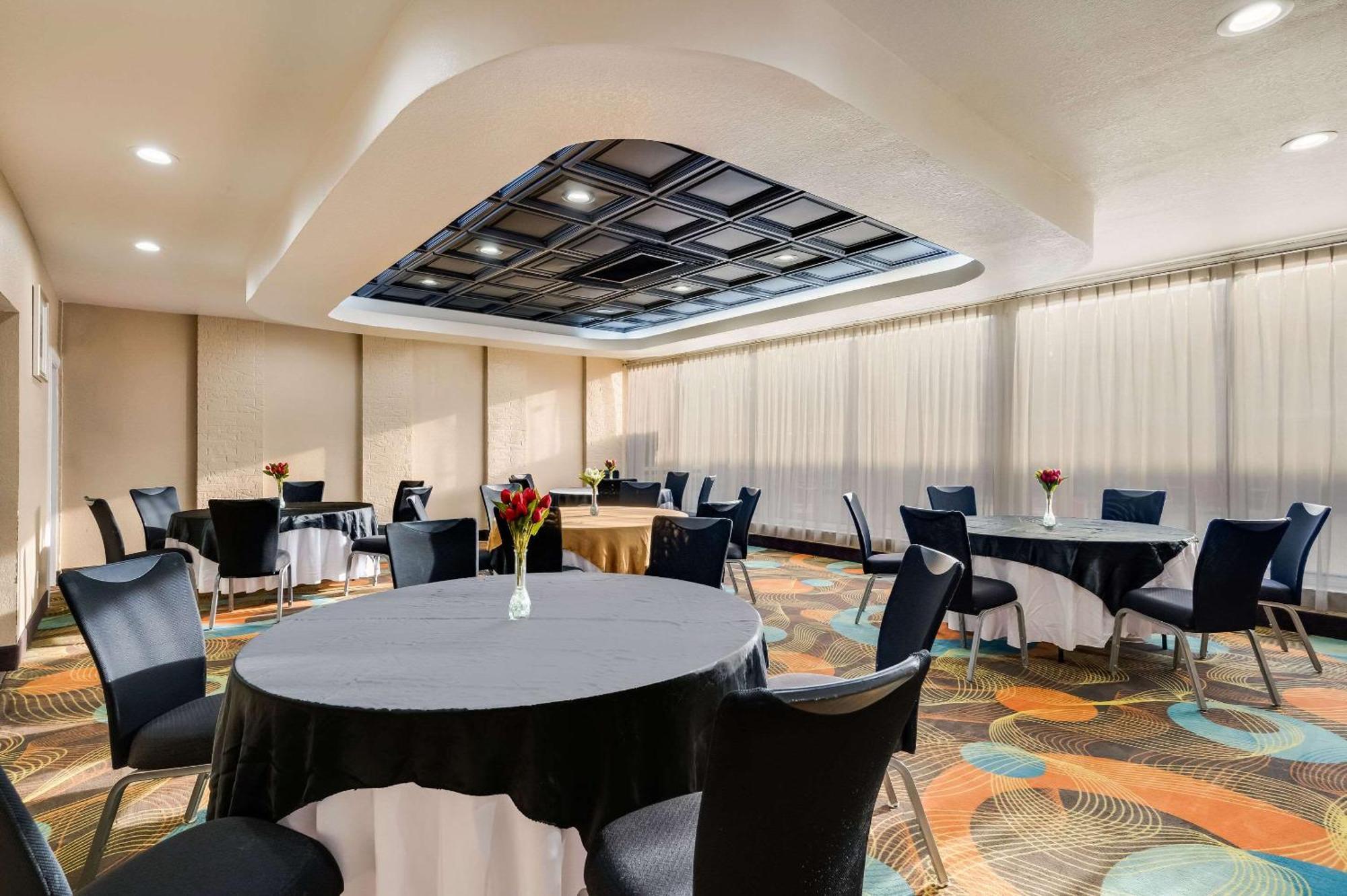 Clarion Inn & Suites Russellville I-40 Экстерьер фото