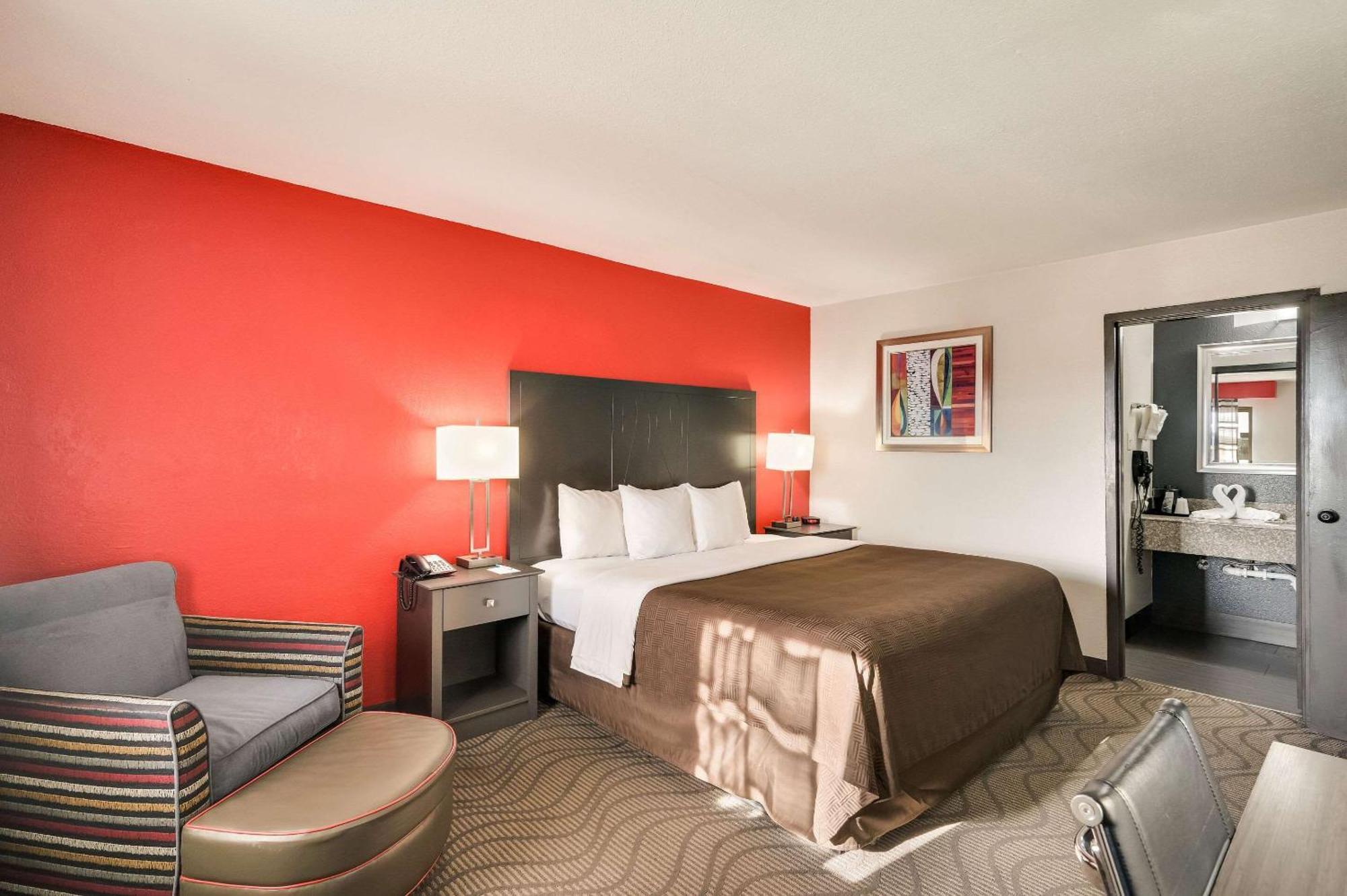 Clarion Inn & Suites Russellville I-40 Экстерьер фото