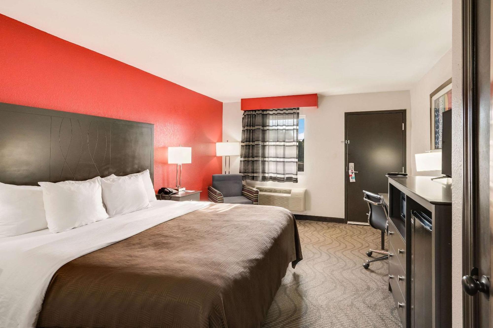 Clarion Inn & Suites Russellville I-40 Экстерьер фото