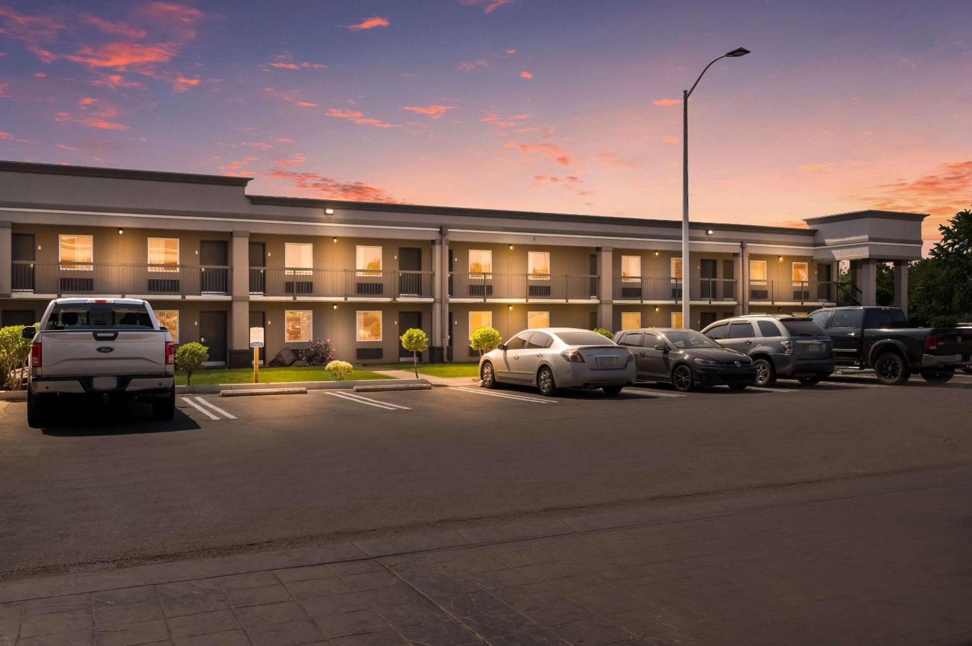 Clarion Inn & Suites Russellville I-40 Экстерьер фото