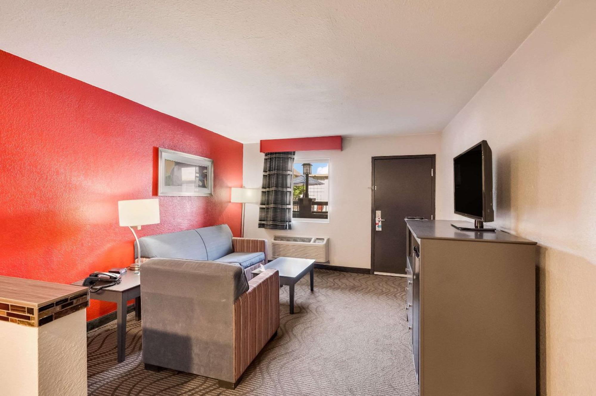 Clarion Inn & Suites Russellville I-40 Экстерьер фото