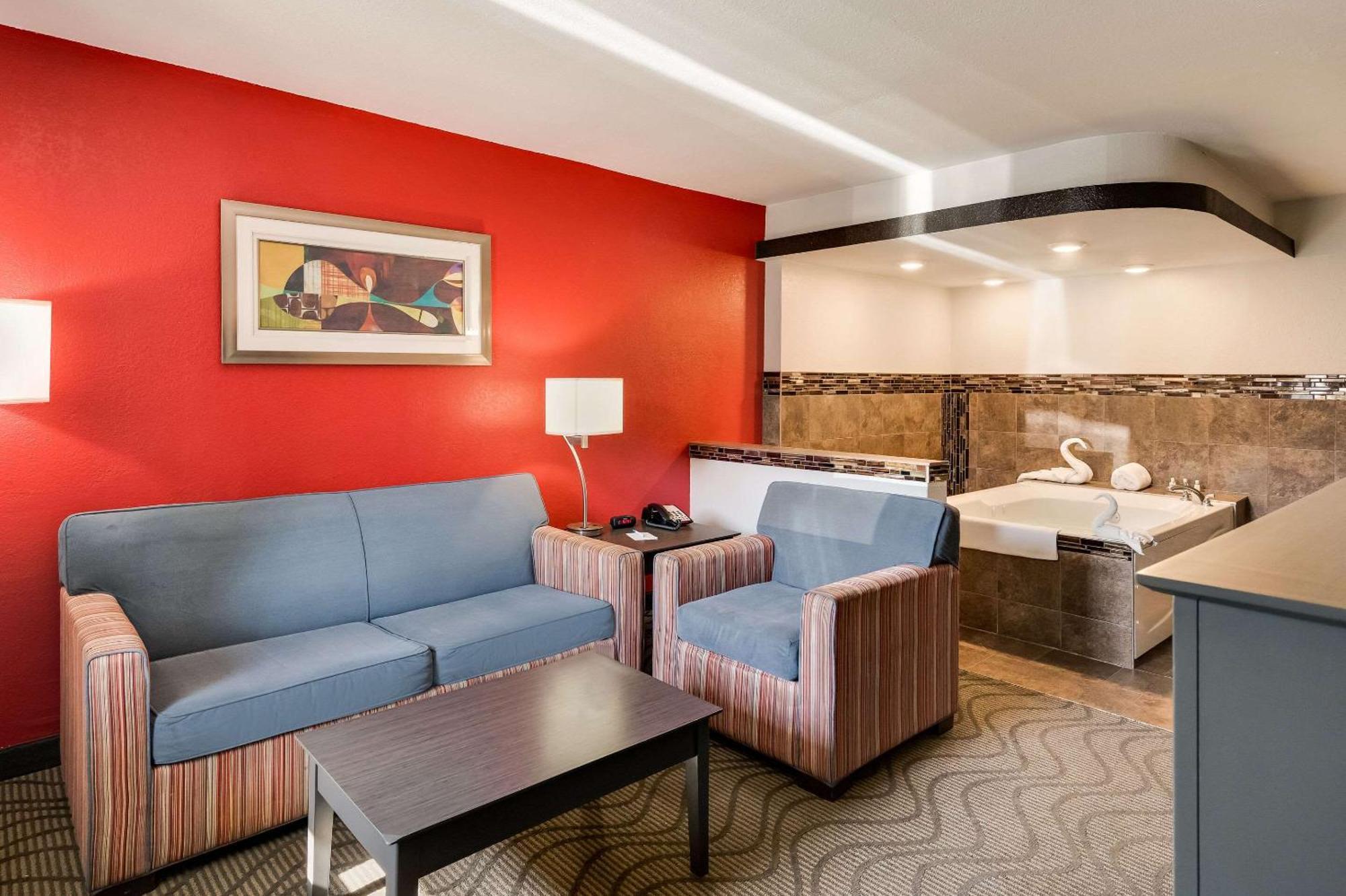 Clarion Inn & Suites Russellville I-40 Экстерьер фото