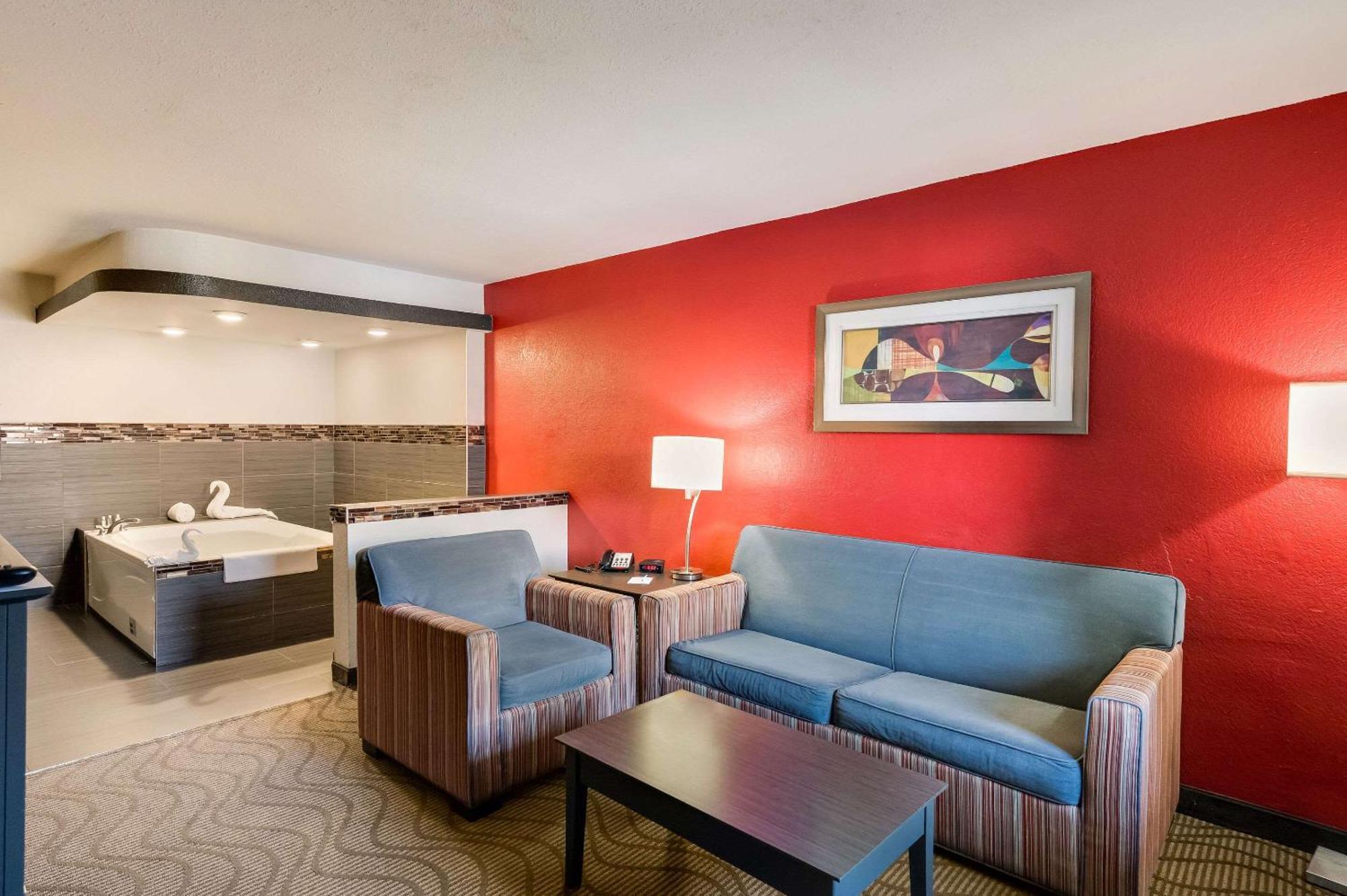 Clarion Inn & Suites Russellville I-40 Экстерьер фото