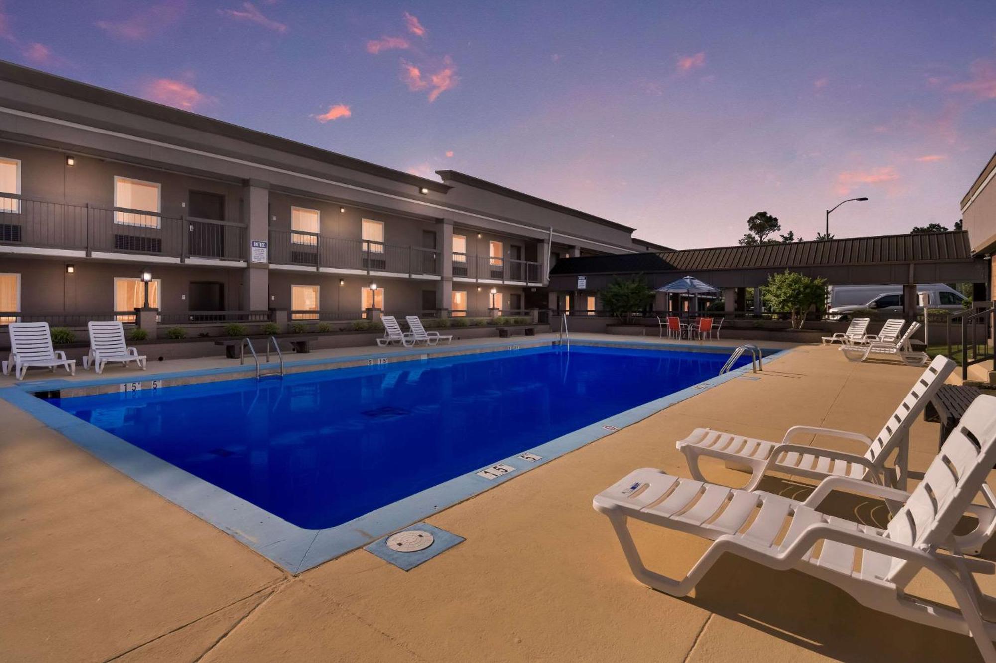 Clarion Inn & Suites Russellville I-40 Экстерьер фото