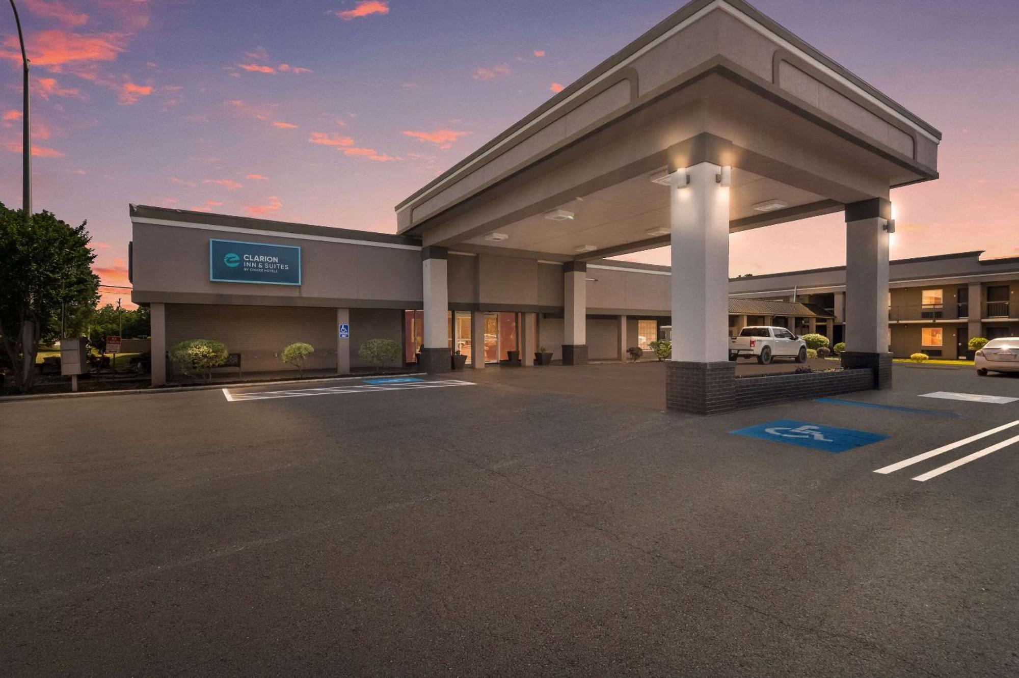 Clarion Inn & Suites Russellville I-40 Экстерьер фото