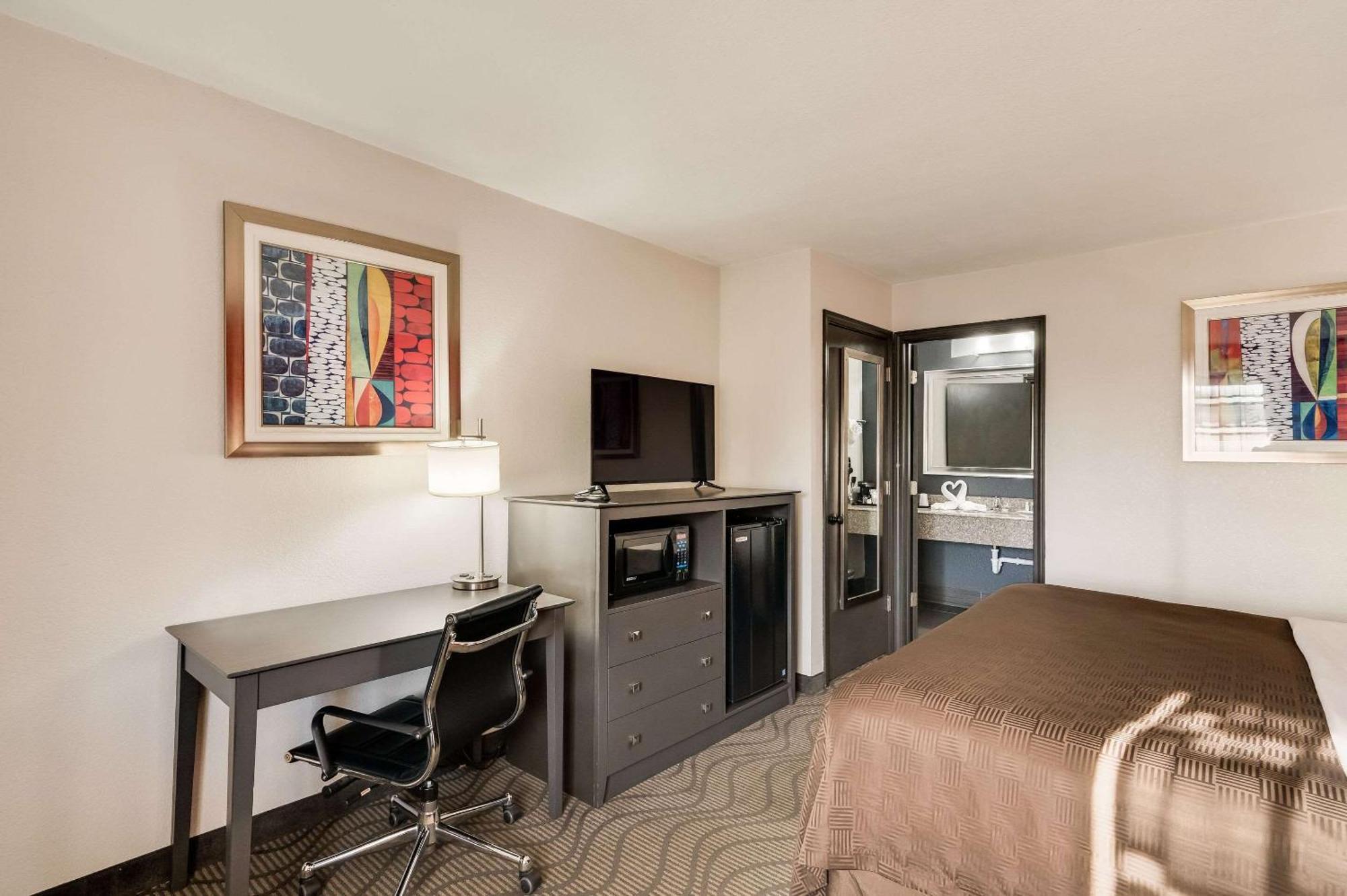 Clarion Inn & Suites Russellville I-40 Экстерьер фото